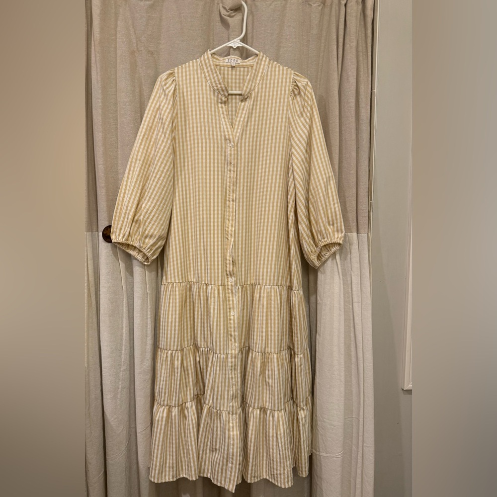 Women’s checkered midi dress. Very flattering, flowy and comfortable